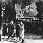 Праздничная демонстрация в Грозном на площади им. Ленина.