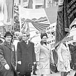 Праздничная демонстрация в Грозном на площади им. Ленина.
