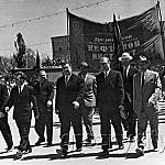Праздничная демонстрация в Грозном на площади им. Ленина.