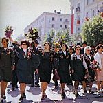 Праздничная демонстрация в Грозном на площади им. Ленина.