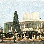 Новогодняя елка на площади перед драмтеатром.