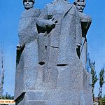 Памятник героям гражданской войны 1918 года - Асланбеку Шерипову, Гапуру Ахриеву, Николаю Гикало. Скульптор - Иван Бекичев, архитектор - Яков Беркович.