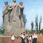Памятник героям гражданской войны 1918 года - Асланбеку Шерипову, Гапуру Ахриеву, Николаю Гикало. Скульптор - Иван Бекичев, архитектор - Яков Беркович.