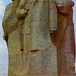 Памятник героям гражданской войны 1918 года - Асланбеку Шерипову, Гапуру Ахриеву, Николаю Гикало. Скульптор - Иван Бекичев, архитектор - Яков Беркович.