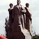 Памятник героям гражданской войны 1918 года - Асланбеку Шерипову, Гапуру Ахриеву, Николаю Гикало. Скульптор - Иван Бекичев, архитектор - Яков Беркович.