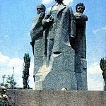 Памятник героям гражданской войны 1918 года - Асланбеку Шерипову, Гапуру Ахриеву, Николаю Гикало. Скульптор - Иван Бекичев, архитектор - Яков Беркович.