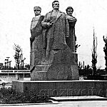 Памятник героям гражданской войны 1918 года - Асланбеку Шерипову, Гапуру Ахриеву, Николаю Гикало. Скульптор - Иван Бекичев, архитектор - Яков Беркович.