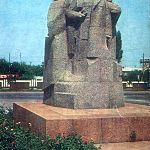 Памятник героям гражданской войны 1918 года - Асланбеку Шерипову, Гапуру Ахриеву, Николаю Гикало. Скульптор - Иван Бекичев, архитектор - Яков Беркович.