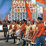 Праздничная демонстрация в Грозном на площади им. Ленина.