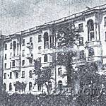 В этом доме живут рабочие и инженеры Грозненского химического завода.